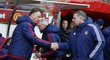Trenér Manchesteru United Louis van Gaal se zdraví se svým protějškem ze Sunderlandu Samem Allardycem