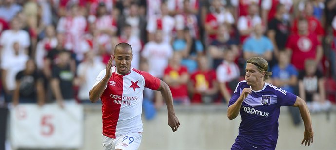 Dennis Praet v souboji s Gino van Kesselem