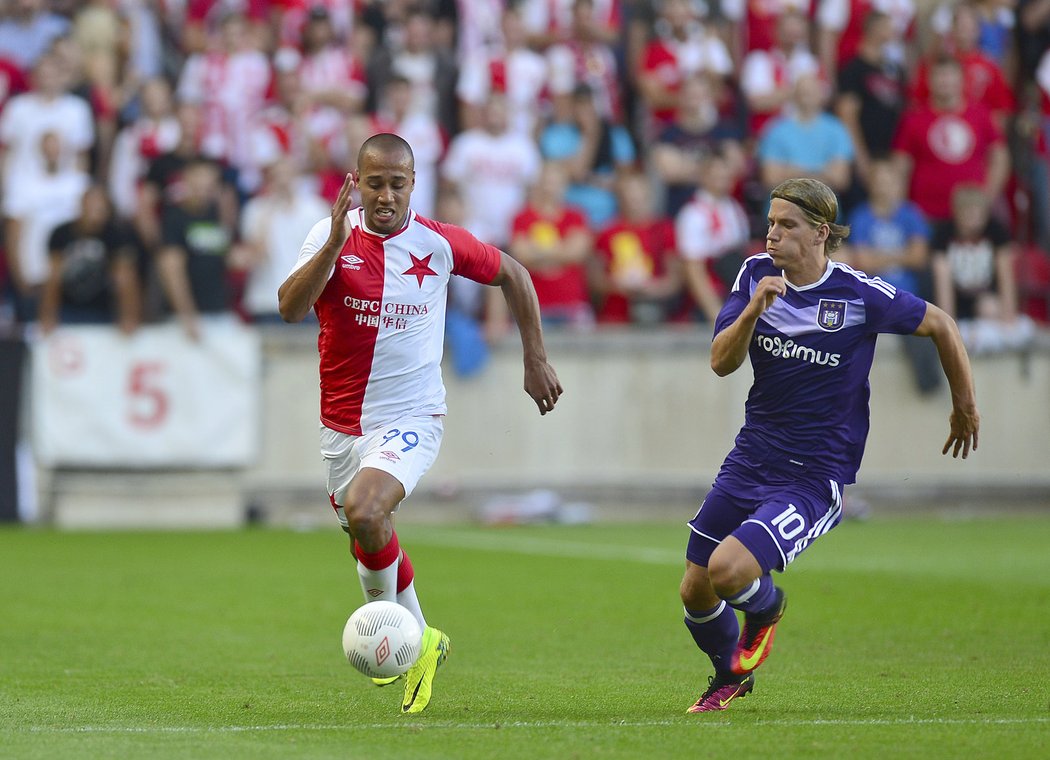 Dennis Praet v souboji s Gino van Kesselem