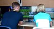Na třech velkých monitorech sledovali utkání mezi Plzní a Slováckem videorozhodčí Pavel Orel a jeho asistentka Lucie Ratajová v dodávce pro VAR