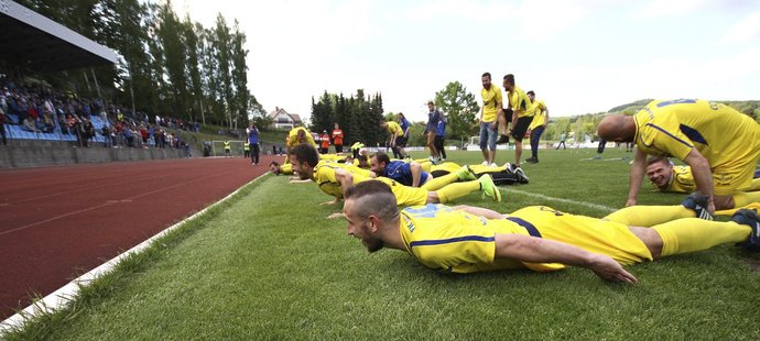 Fotbalisté Varnsdorfu oslavují postup do první ligy.