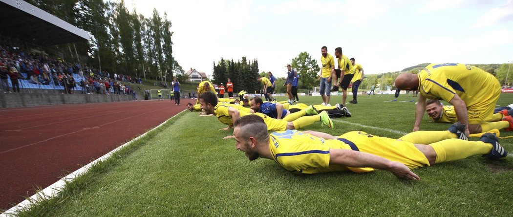 Fotbalisté Varnsdorfu oslavují postup do první ligy.