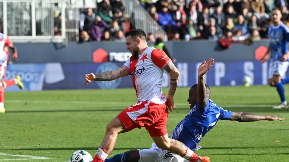 Abdoulaye Sylla se snaží vypíchnout míč Vasilu Kušejovi