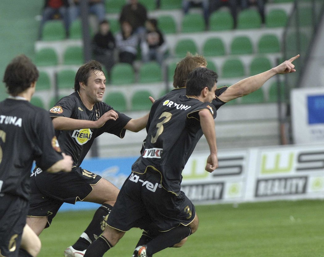 Černé dresy se zlatými doplňky si fanoušci oblíbili, ale vydržely jen krátce. Hráčům v nich bylo vedro, dnes Bohemians hrají modro-černé kombinaci