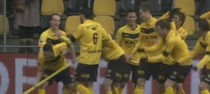 Fotbalisté VVV Venlo slavili gól fingovaným odklízením sněhu