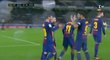 Real Sociedad - Barcelona: Messi se postavil k přímému kopu, který zakroutil náramně pod břevno