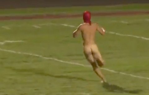 Při zápase univerzitního amerického fotbalu na hřišti pobíhal nahý fanoušek