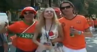 VIDEO: Blázniví Holanďané! Sápali se na ukrajinskou reportérku