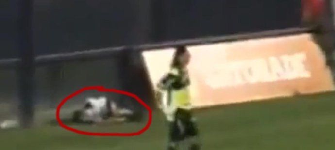 Argentinský gólman Sessa sestřelil podavače míčů a byl vyloučen