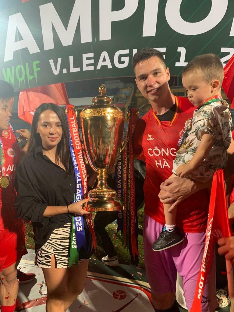 Filip Nguyen (na fotce s rodinou) se svým týmem ve Vietnamu rychle získal titul