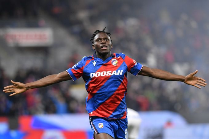 ONLINE: Plzeň - Baník 1:0. Adu umístěnou hlavičkou otevřel skóre ONLINE: Plzeň - Baník 1:0. Adu umístěnou hlavičkou otevřel skóre