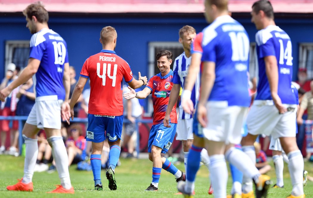 Plzeňská Viktoria během přípravného utkání s Domažlicemi. Ze vstřelené branky se radují Milan Petržela (vpravo) a Luděk Pernica (vlevo)