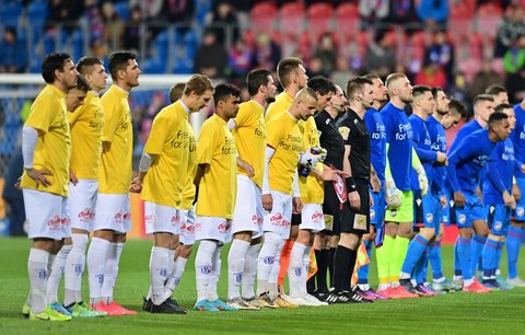 Hráči obou týmů nastoupili před začátkem zápasu v tričkách na podporu Ukrajiny