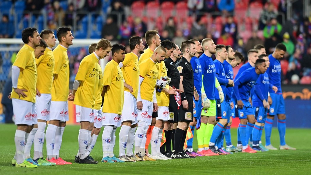 Hráči obou týmů nastoupili před začátkem zápasu v tričkách na podporu Ukrajiny