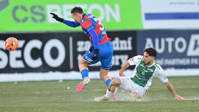 Přestřelka na ledu. Jablonec se brání kritice stavu hřiště: Kvalitě utkání to nevadilo Přestřelka na ledu. Jablonec se brání kritice stavu hřiště: Kvalitě utkání to nevadilo
