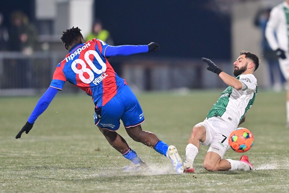Přestřelka na ledu. Hyský zkritizoval hřiště, Jablonec se brání: Kvalitě utkání to nevadilo Přestřelka na ledu. Hyský zkritizoval hřiště, Jablonec se brání: Kvalitě utkání to nevadilo