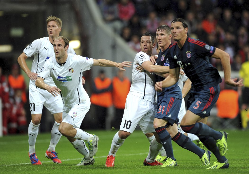 Václav Procházka (vlevo) si zahrál v Lize mistrů i proti Bayernu Mnichov