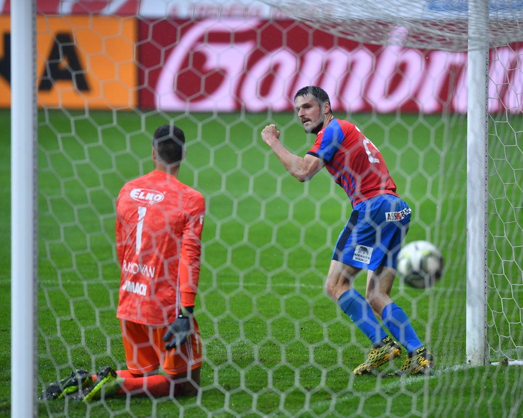 Vítězství nad Zlínem pečetil gólem na 3:0 obránce Milan Havel