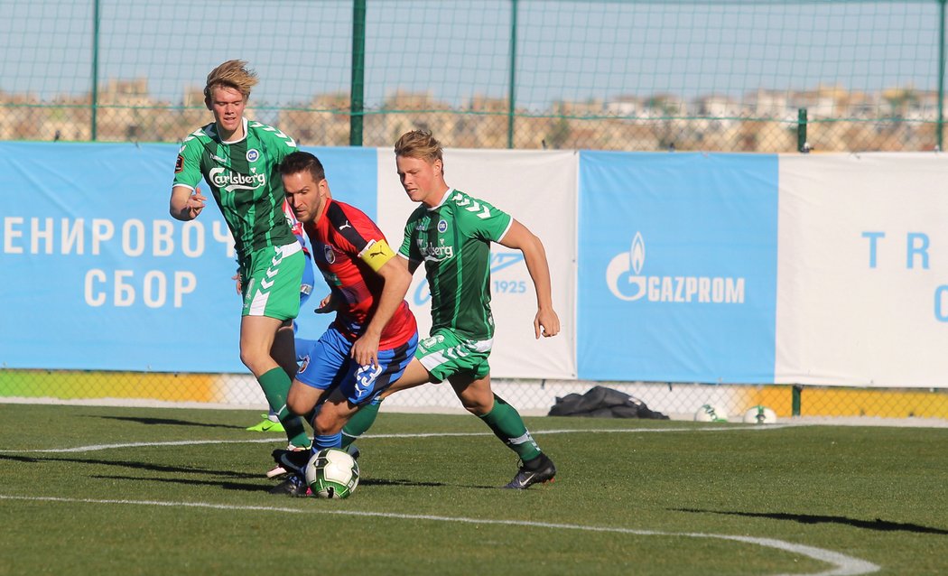 Plzeňský útočník Marek Bakoš se prodírá obranou dánského Odense