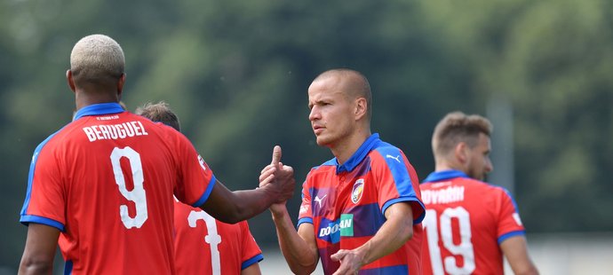 Jean-David Beauguel (vlevo) a Adam Hloušek (vpravo) během přípravného utkání Plzně s Domažlicemi