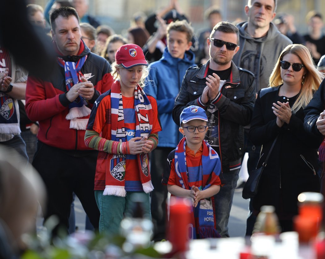 Fanoušci Viktorie Plzeň, kteří uctili památku zesnulého Františka Rajtorala