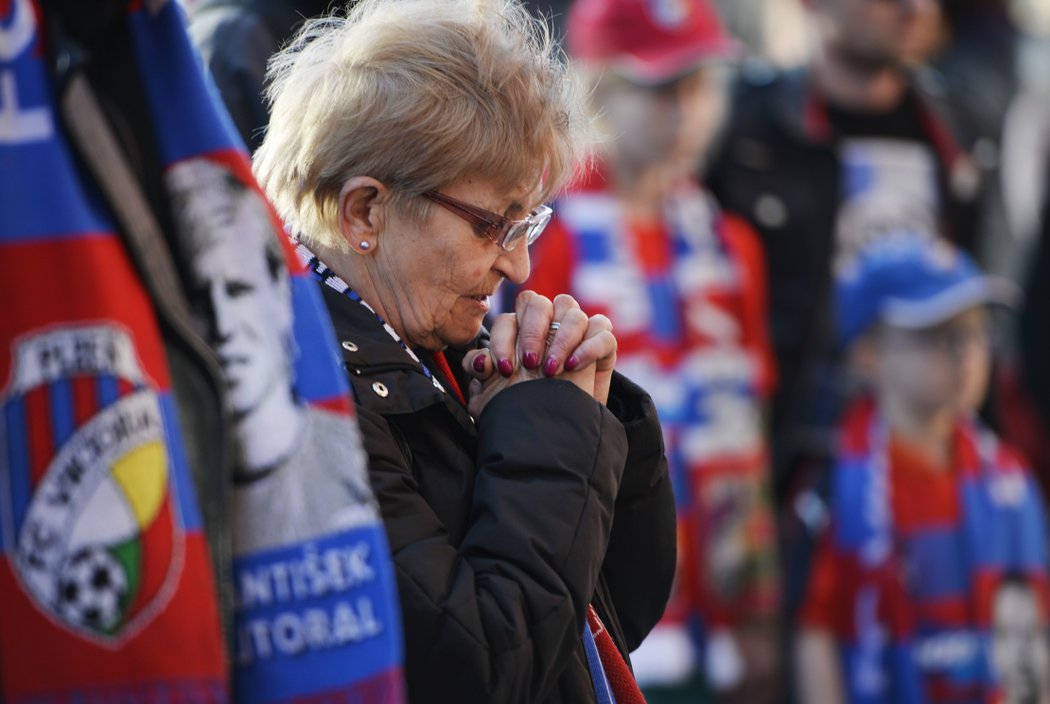 Plzeňská fanynka, která se modlí za zesnulého Františka Rajtorala