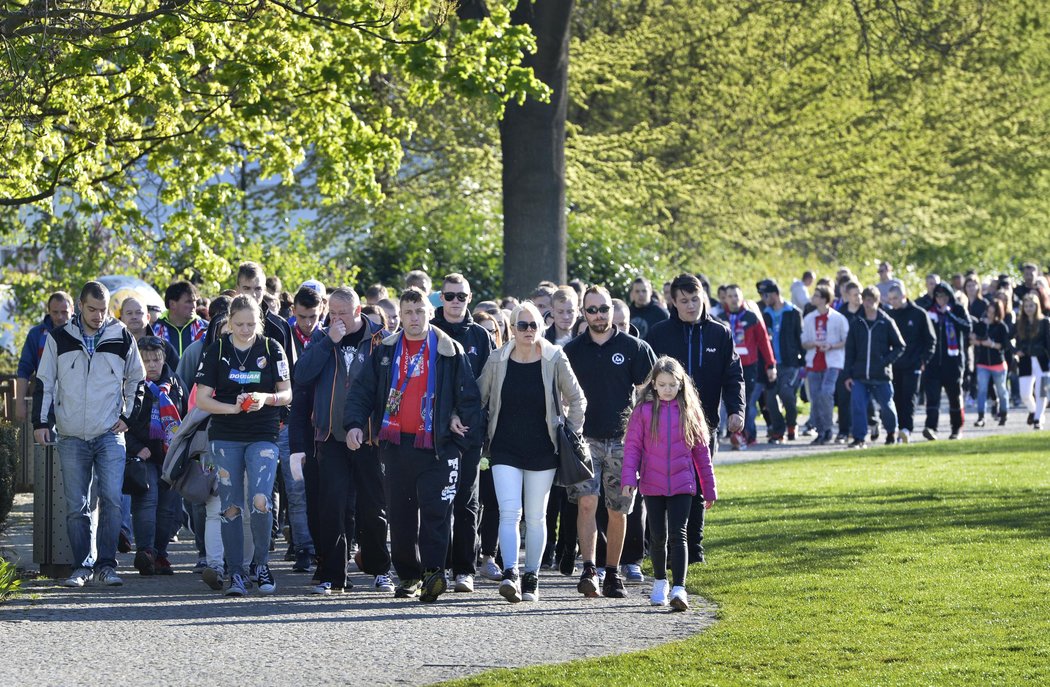 Pochod plzeňských fanoušků na památku zesnulého fotbalisty Františka Rajtorala