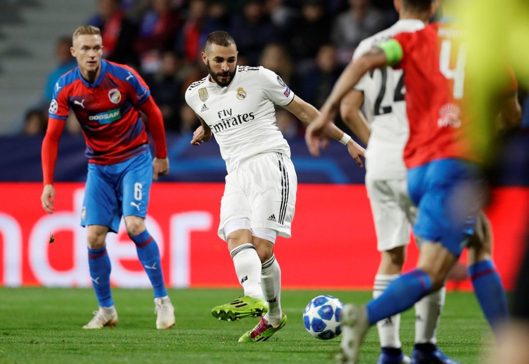 Karim Benzema střílí první gól do sítě Plzně