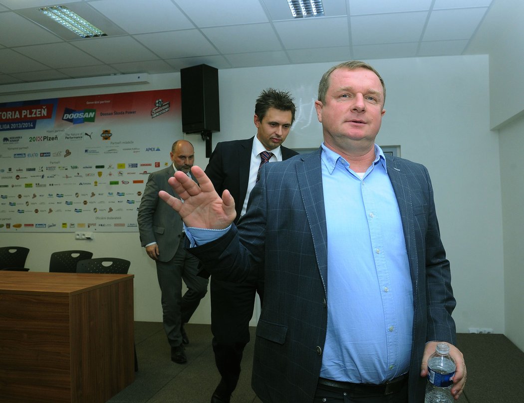 Pavel Vrba po tiskové konferenci Viktorie Plzeň, na které klub sdělil tisku, že kouče k reprezentaci neuvolní