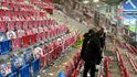 Fanoušci Slavie Praha si na výjezdu v Plzni nebrali s vybavením stadionu servítky