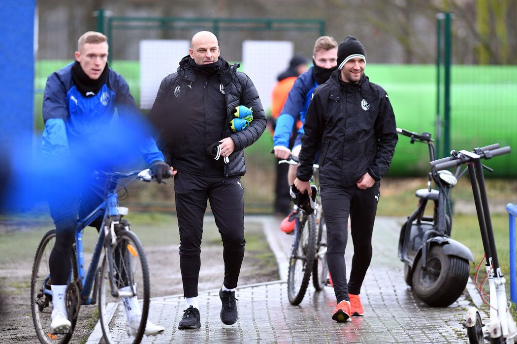 Na kole i na koloběžce. Jak se viktoriáni sjíždí k tréninku