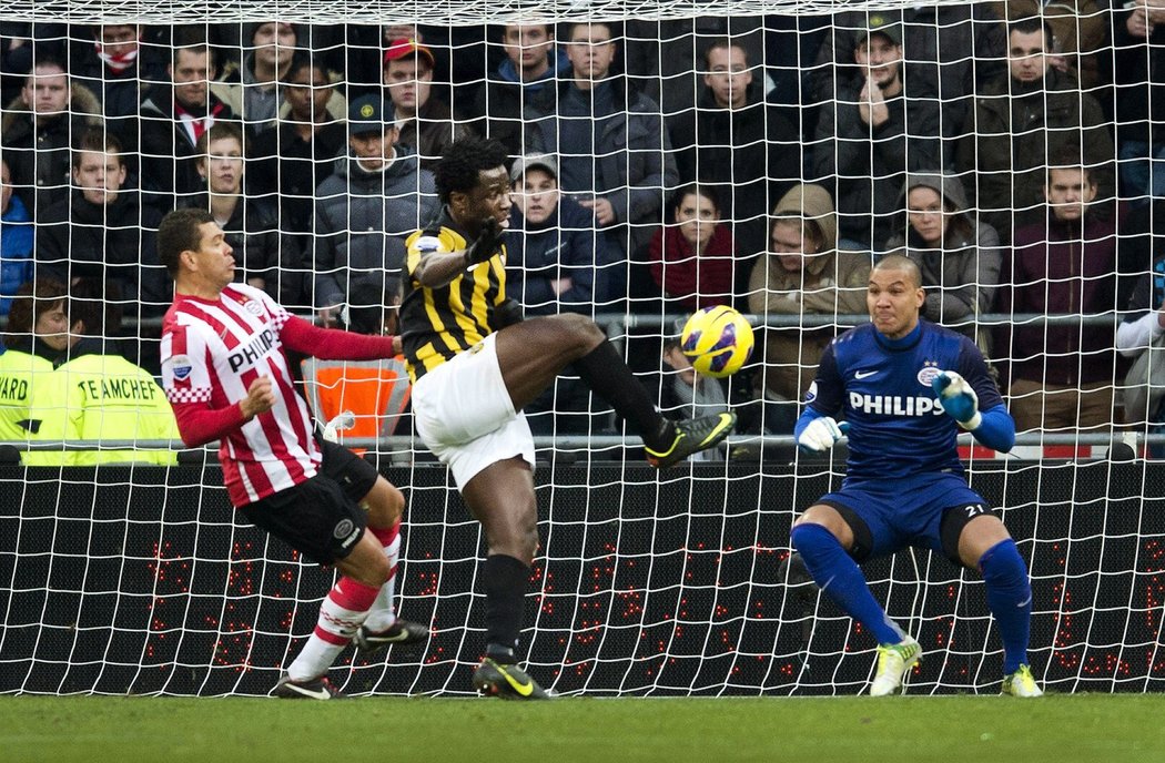 Gól! Wilfried Bony proměňuje stoprocentní gólovku a rozhoduje o vítězství svého Vitesse nad PSV