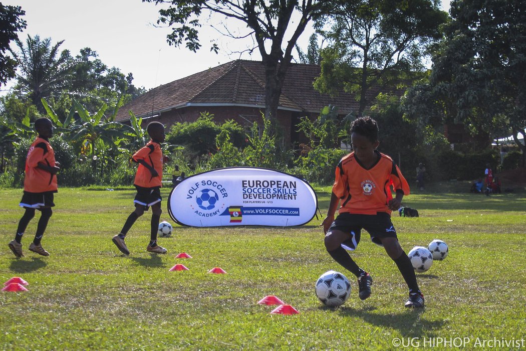 Africké děti v dresech Volf Soccer Academy