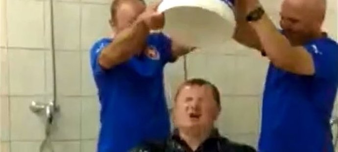 Trenér české fotbalové reprezentace Pavel Vrba přijal výzvu a dostal ledovou sprchu