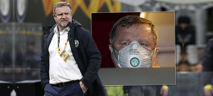 Český trenér Ludogorce Razgrad Pavel Vrba musel mít při cestě do Milána na obličeji respirátor