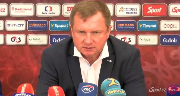 Pavel Vrba na tiskové konferenci hodnotí vystoupení českého týmu na EURO