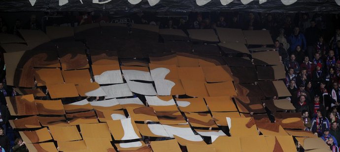 Fanoušci Plzně v domácím utkání se Slováckem rozvinuli transparent s podobiznou trenéra Pavla Vrby