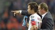 Pavel Vrba vysvětluje taktické pokyny Tomášovi Rosickému při zápase s Nizozemskem
