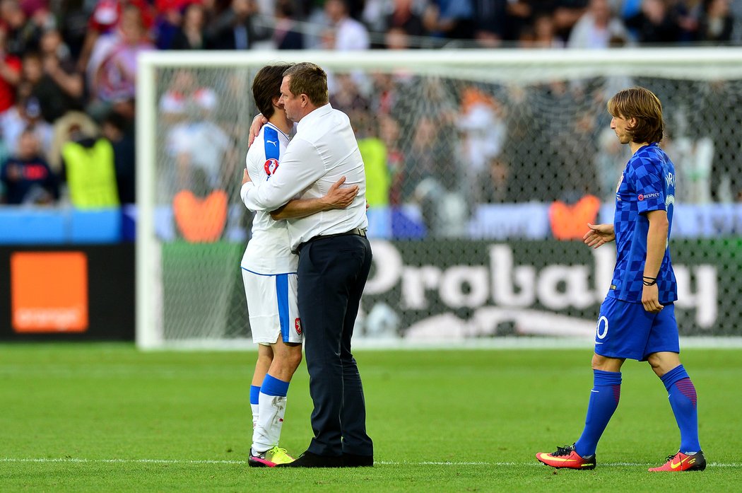 Tomáš Rosický v objetí s Pavlem Vrbou