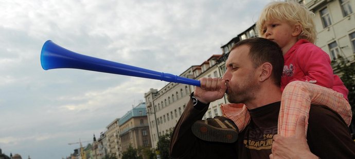 Redakce vyrazila s vuvuzelami do ulic, aby vyzkoušela, jak budou reagovat náhodní kolemjdoucí