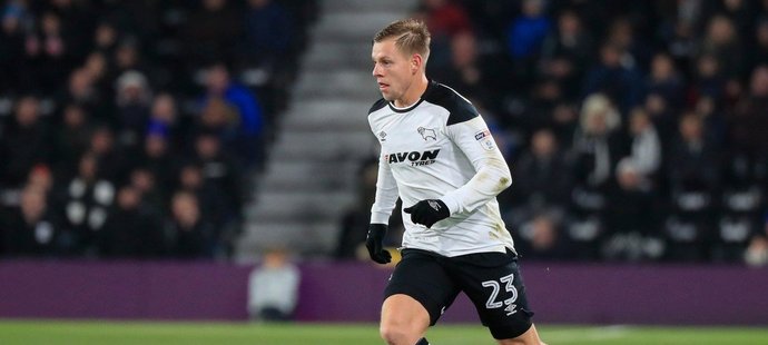 Český útočník Matěj Vydra v utkání anglické Championship proti Aston Ville