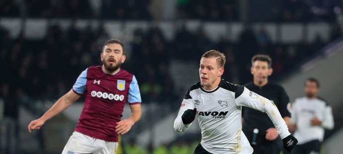 Český útočník Matěj Vydra v utkání anglické Championship proti Aston Ville