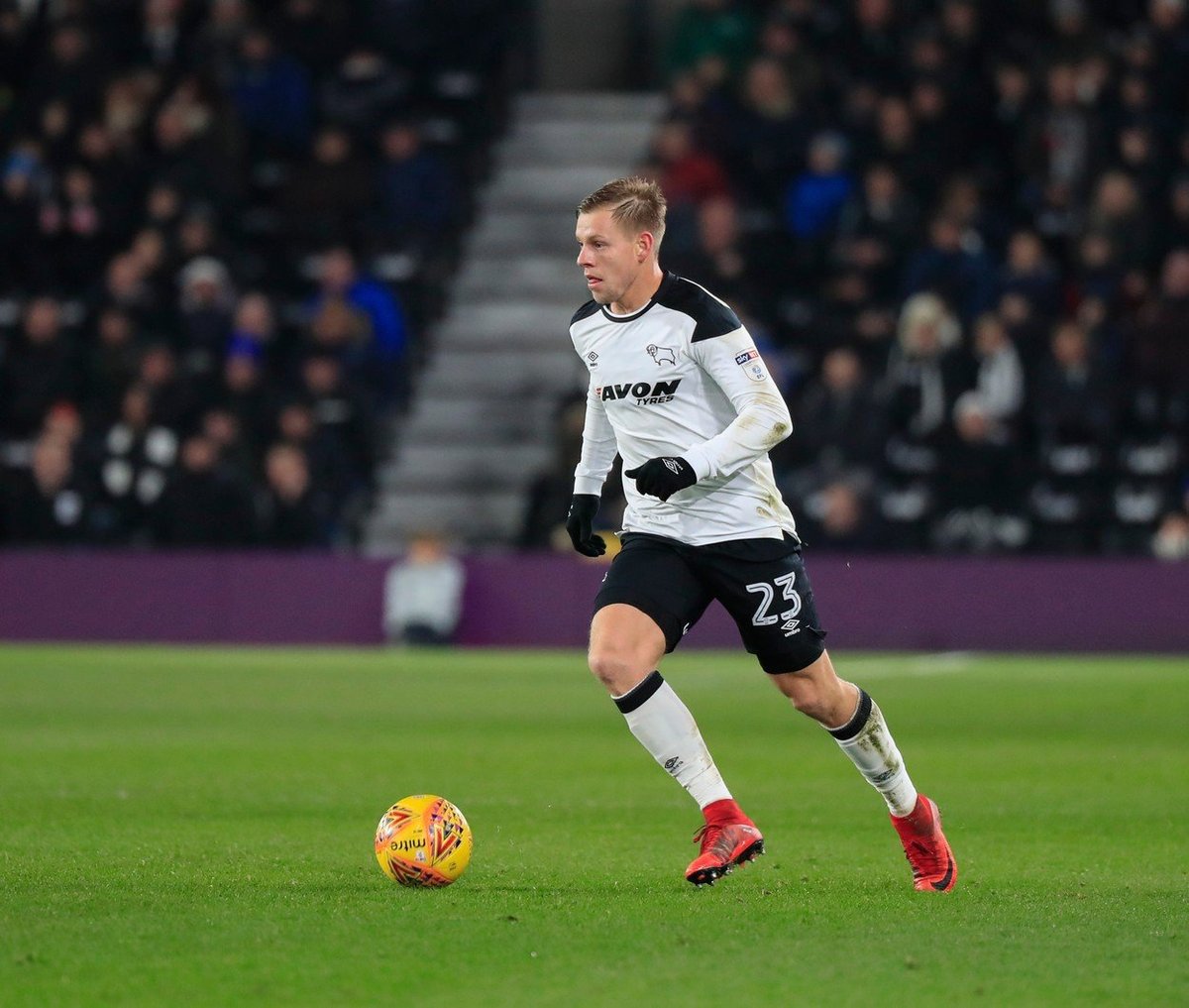 Český útočník Matěj Vydra v utkání anglické Championship proti Aston Ville