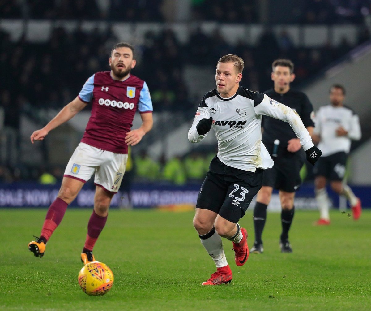 Český útočník Matěj Vydra v utkání anglické Championship proti Aston Ville