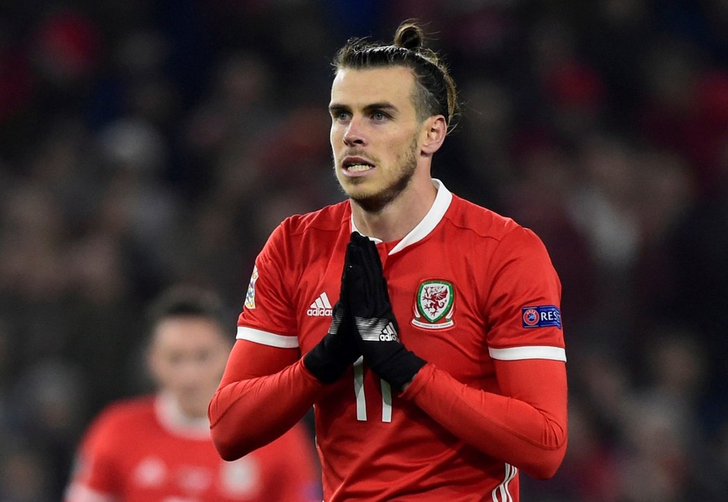 Velšská hvězda Gareth Bale v zápase proti Dánsku