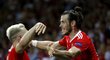 Prvním gratulantem u Garetha Balea byl rovněž střelec gólu proti Rusku Aaron Ramsey