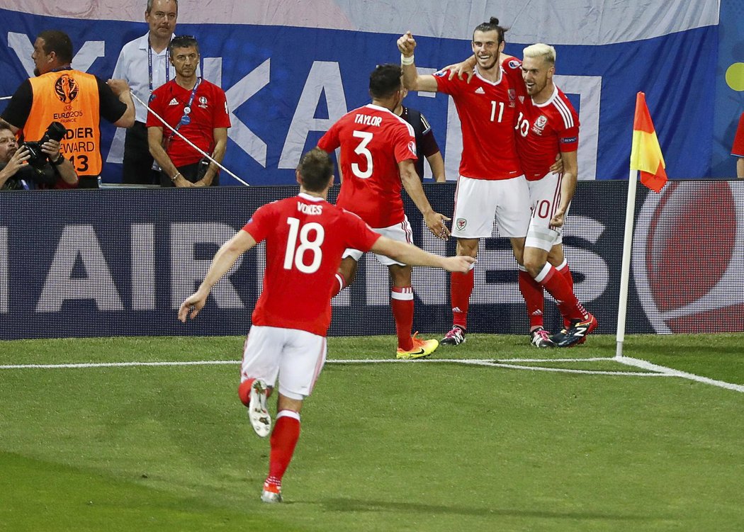 Hráči Walesu se radují ze třetího gólu do sítě Ruska u rohového praporku