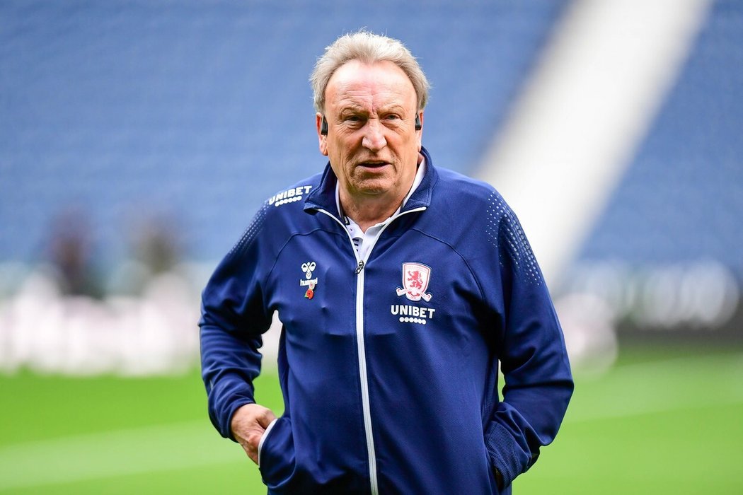 Bývalý kouč Neil Warnock, kterého jeho někdejší svěřenec obvinil z toho, že po něm chtěl peníze výměnou za místo v sestavě