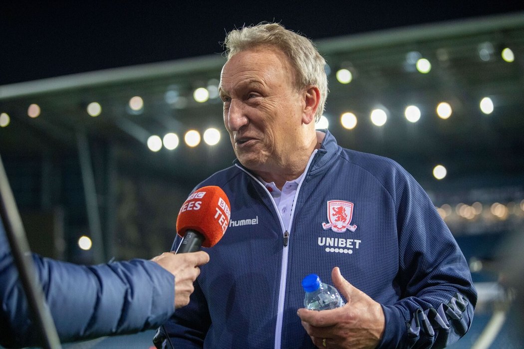 Bývalý kouč Neil Warnock, kterého jeho někdejší svěřenec obvinil z toho, že po něm chtěl peníze výměnou za místo v sestavě