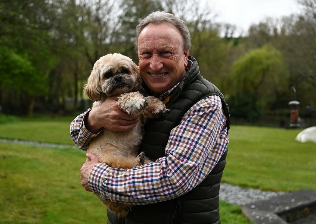 Bývalý kouč Neil Warnock, kterého jeho někdejší svěřenec obvinil z toho, že po něm chtěl peníze výměnou za místo v sestavě